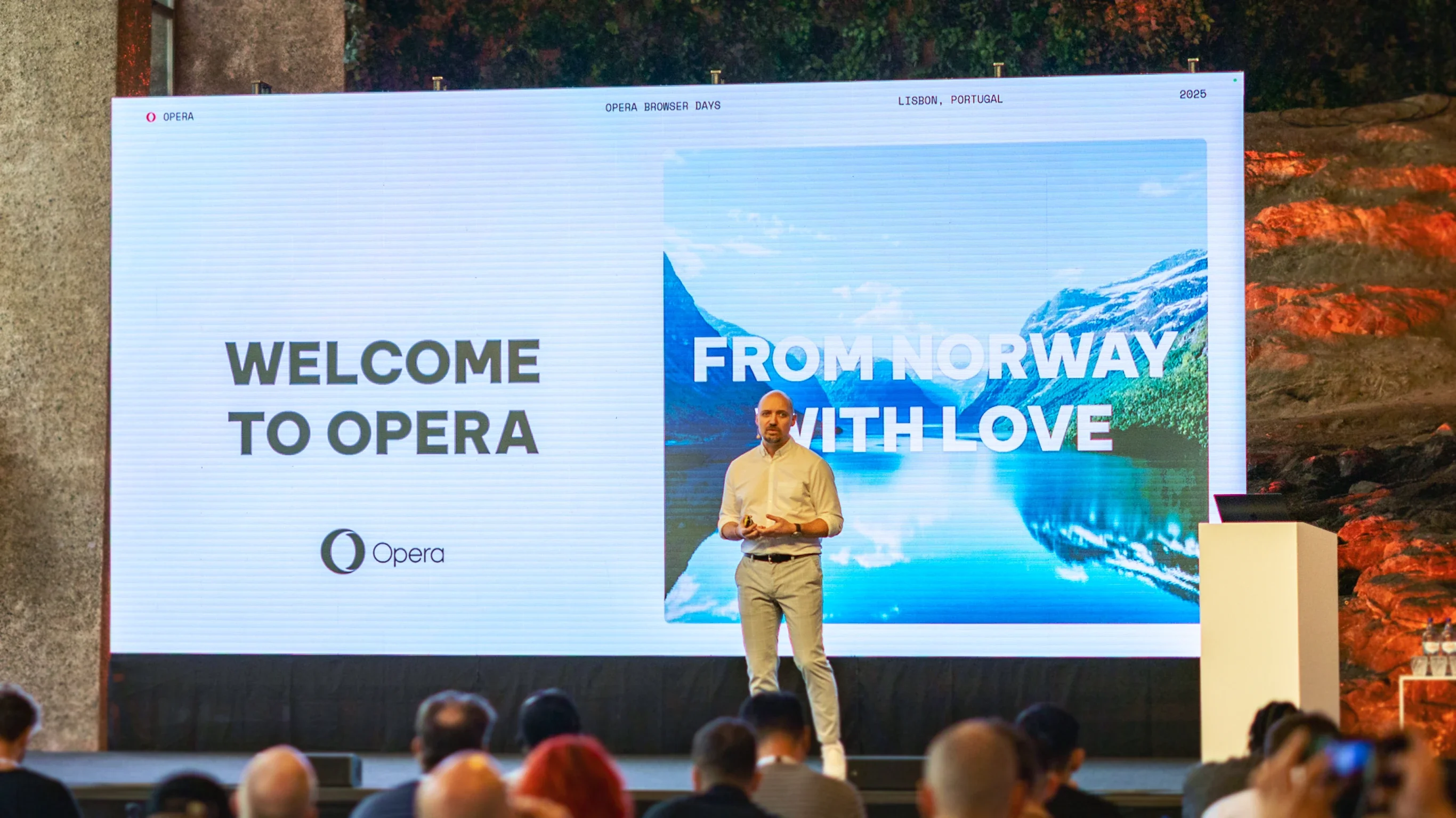 Opera 公司团队与浏览器品牌活动现场